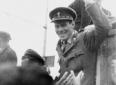 Un angloamericano, sorridente, ripreso su un mezzo ...